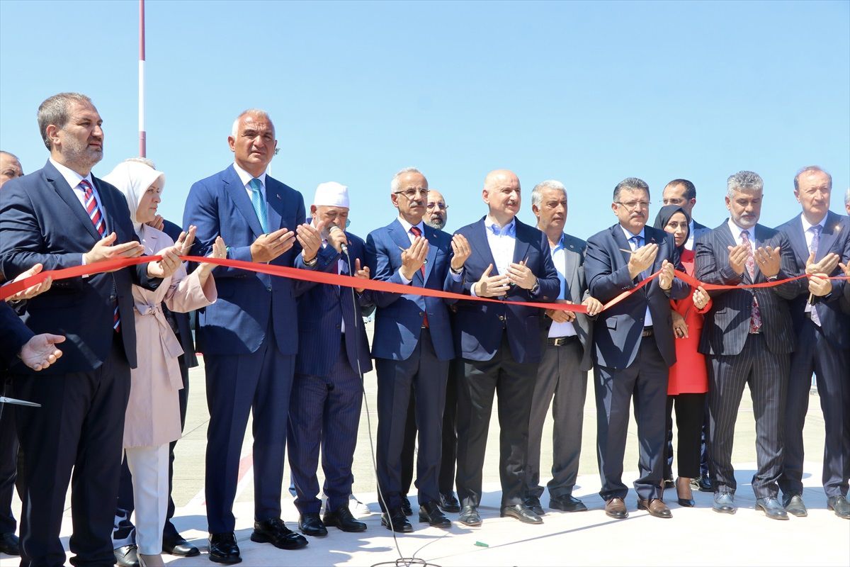 Bakanlar Uraloğlu ve Ersoy, Trabzon Havalimanı\'ndaki açılış törenine katıldı