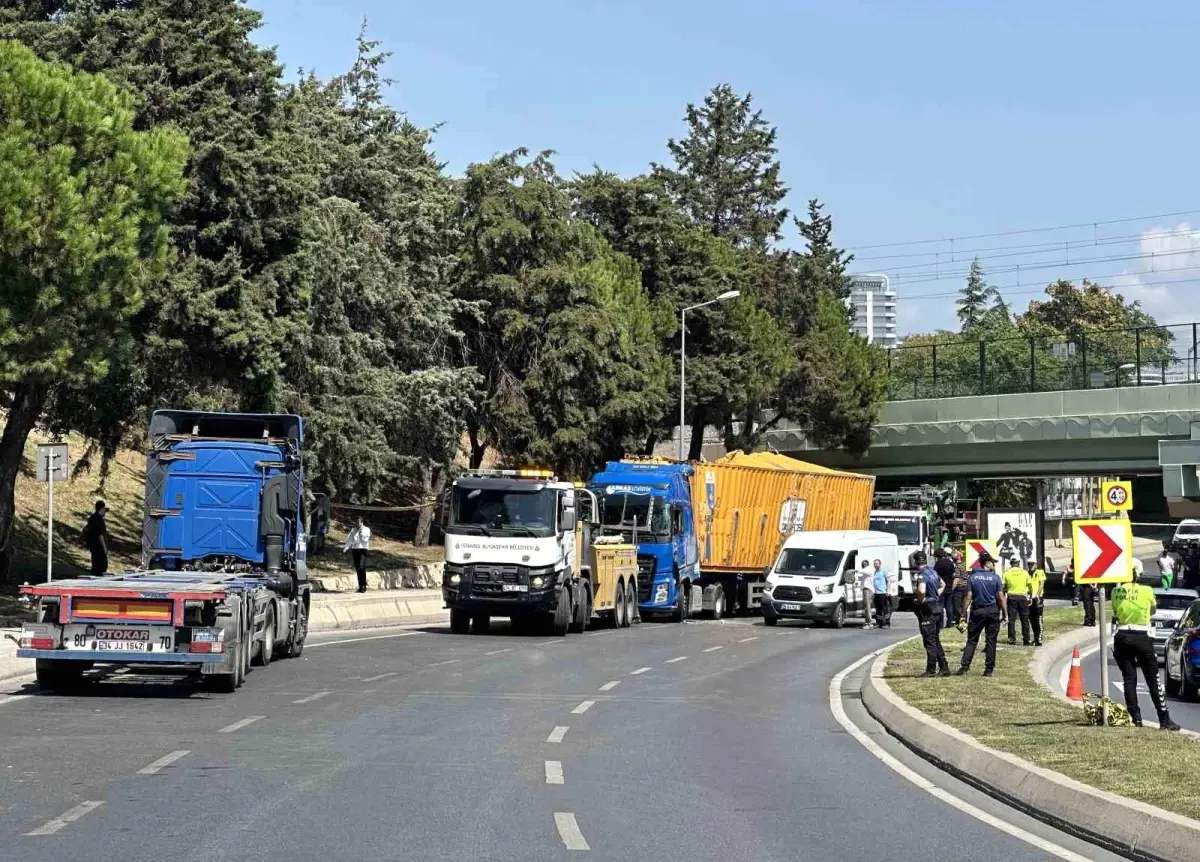 İstanbul\'da tırın otobüse çarpması sonucu 8 kişi yaralandı