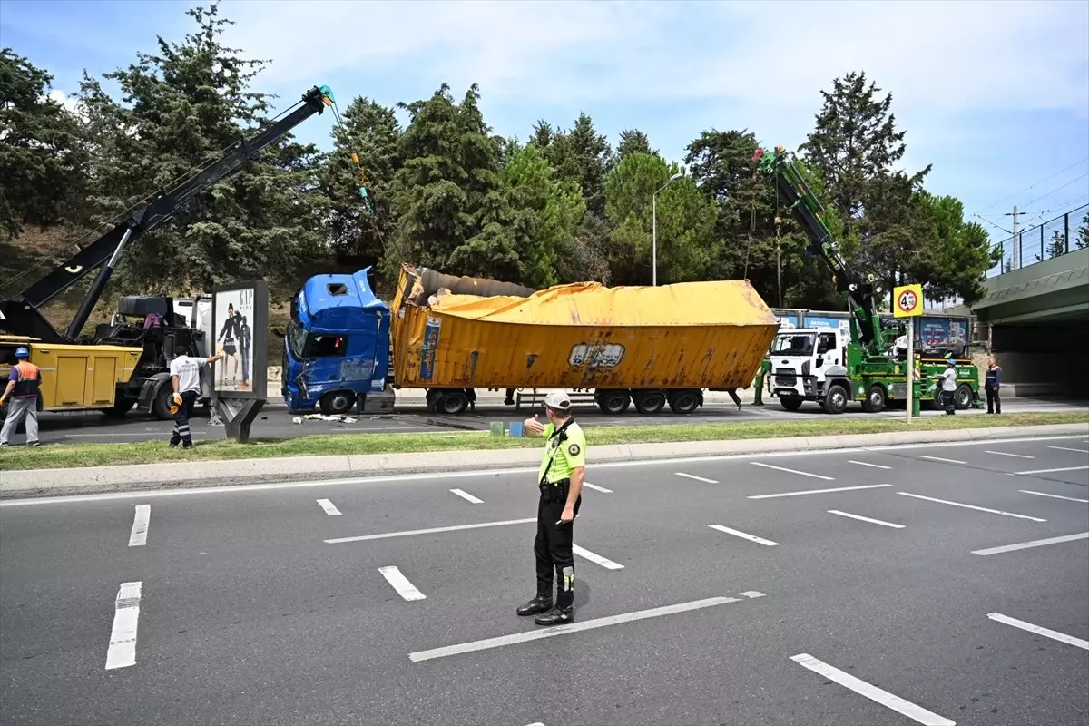 Bakırköy\'de Tırın Üst Geçide Çarpması Sonucu 6 Kişi Yaralandı