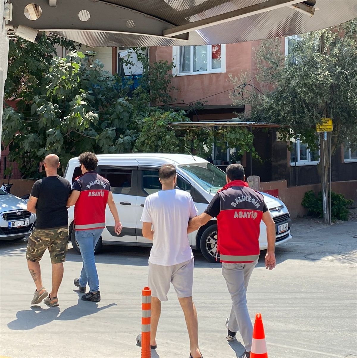 Balıkesir\'de Ev Gasbı: 2 Zanlı Tutuklandı