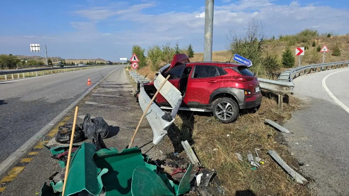 Çorum\'da cip bariyerlere çarptı, sürücü yaralandı