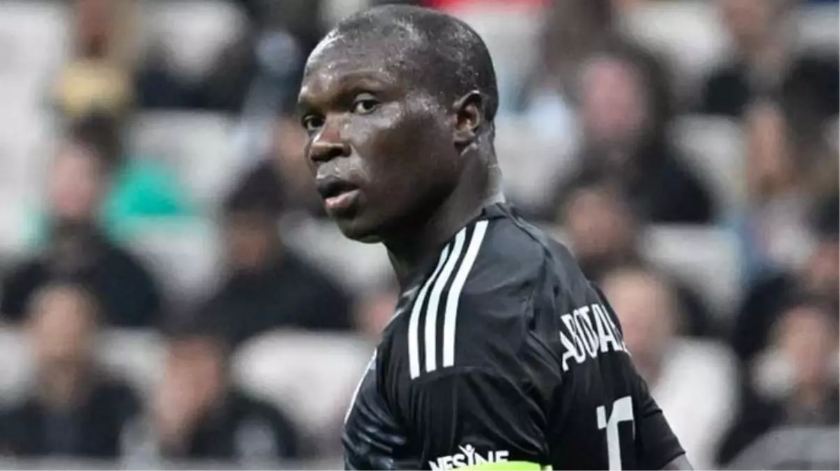 Beşiktaş\'ta neler oluyor! Aboubakar, antrenmana çıkmayıp ülkesine gitti