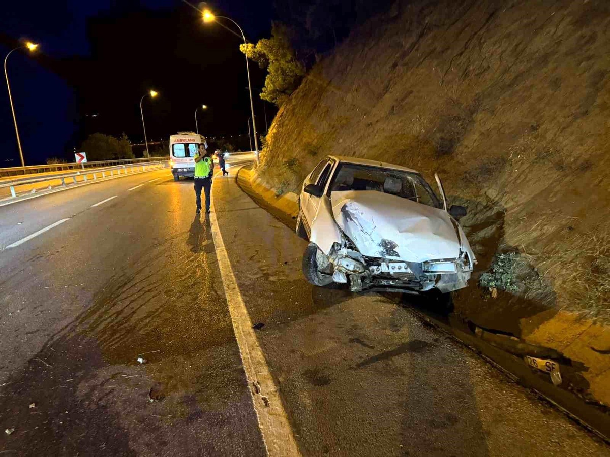 Bilecik\'te Kontrolden Çıkan Otomobil Su Kanalına Düştü, 2 Kişi Yaralandı