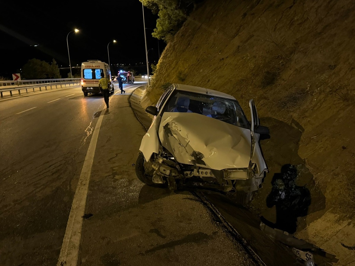 Bilecik\'te araç su kanalına düştü, 2 kişi yaralandı