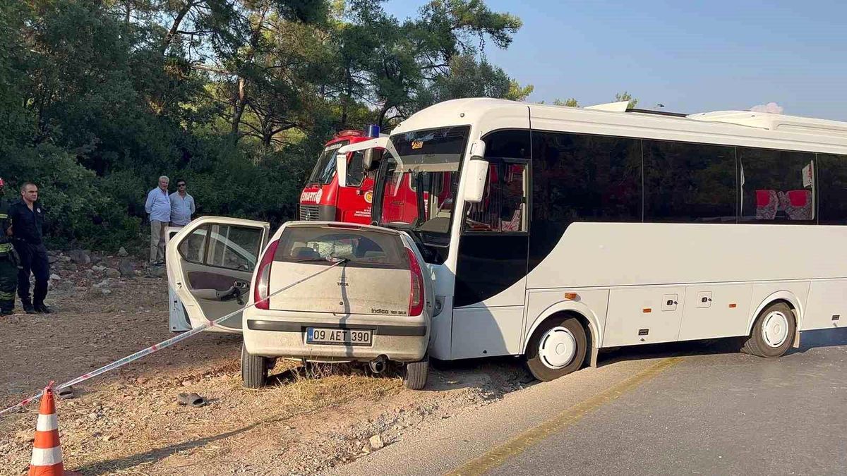 Bodrum\'da otomobil ile minibüs çarpıştı: 1 ölü, 1 ağır yaralı