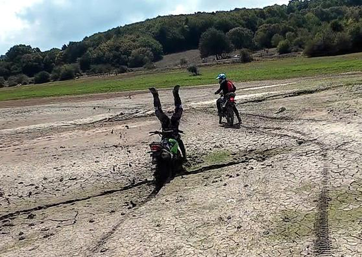 Bolu\'da arazi motosikletiyle takla atan sürücü arkadaşlarını güldürdü