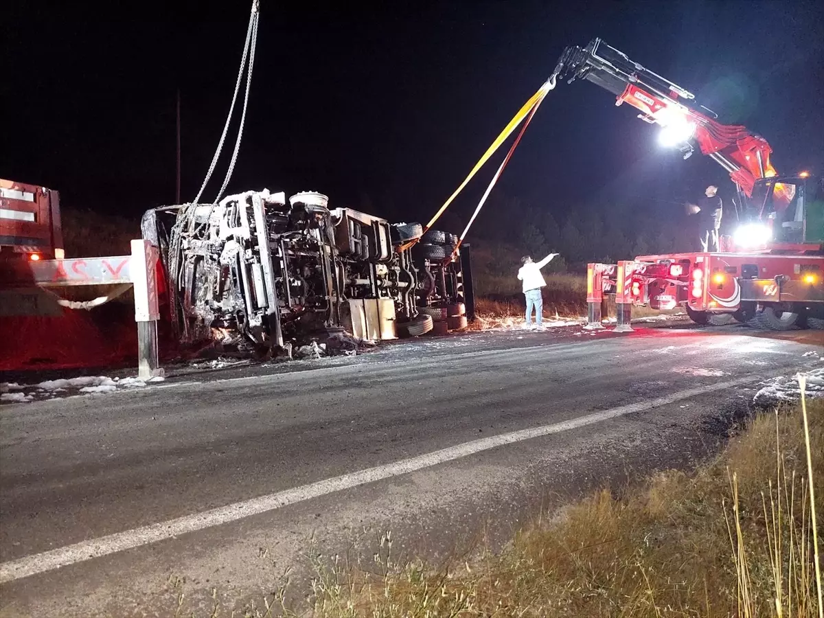 Çankırı\'da devrilen akaryakıt tankerinin kaldırılmasıyla kara yolu ulaşıma açıldı