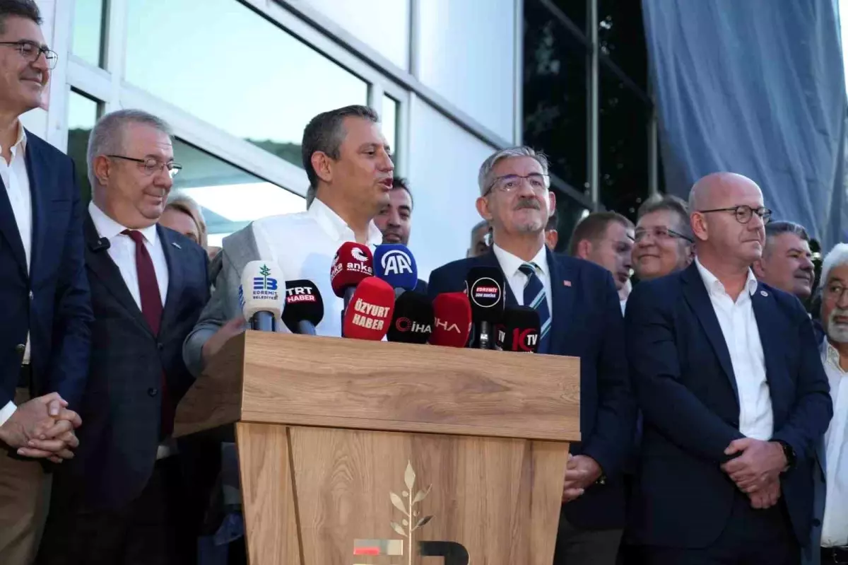 CHP Genel Başkanı Özgür Özel, Balıkesir Edremit\'te vatandaşlara seslendi