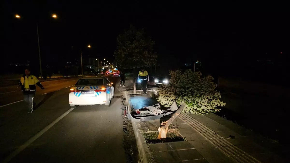 Çorum\'da Yol Kenarına Devrilen Otomobilde 2 Kişi Yaralandı