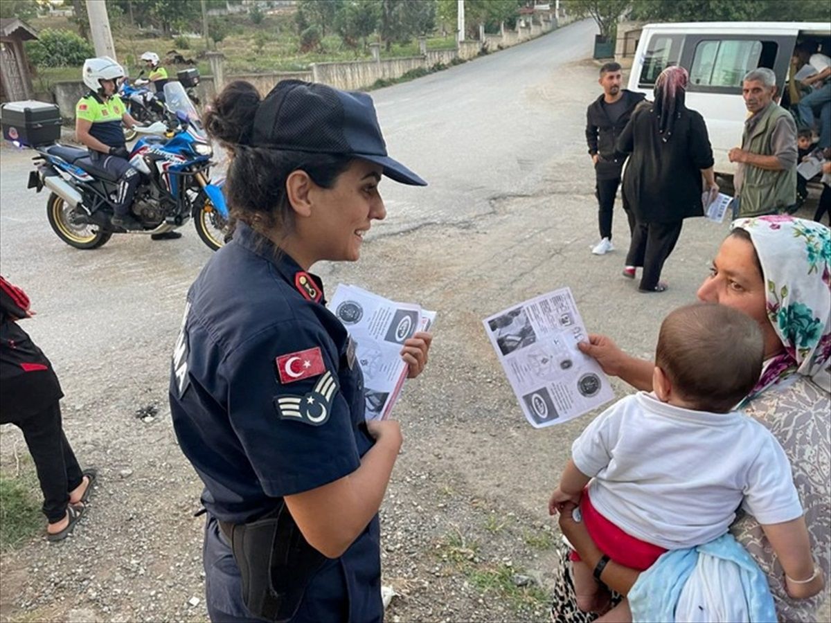 Düzce\'de Jandarma Ekipleri Mevsimlik Tarım İşçilerine KADES Uygulamasını Anlattı