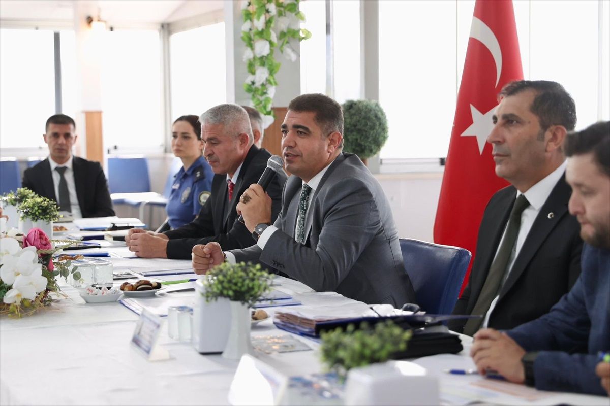 Düzce Valisi Selçuk Aslan, Türkiye Harp Malulü Gaziler, Şehit Dul ve Yetimleri Derneği\'ni ziyaret etti
