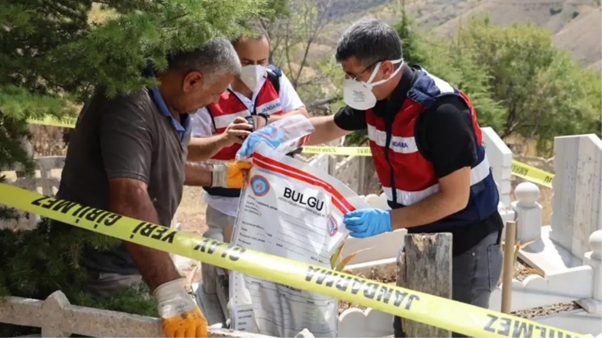 Mezarlıkta kötü koku ihbarına giden ekipler poşete sarılarak toprağa gömülmüş bebek cesedi buldu