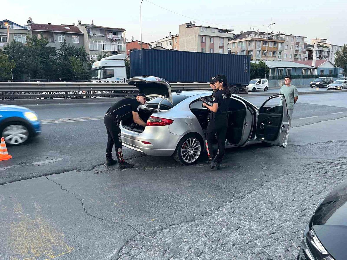 Esenyurt\'ta Sitelerde Denetim: 2 Düzensiz Göçmen Yakalandı