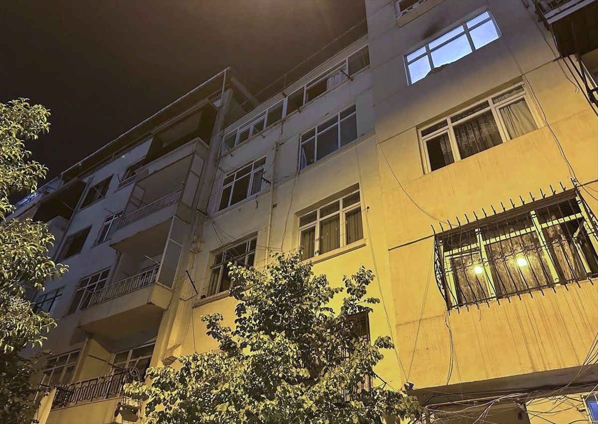 Fatih\'te 5 Katlı Binada Kısmi Çökme: 1 Kişi Yaralandı