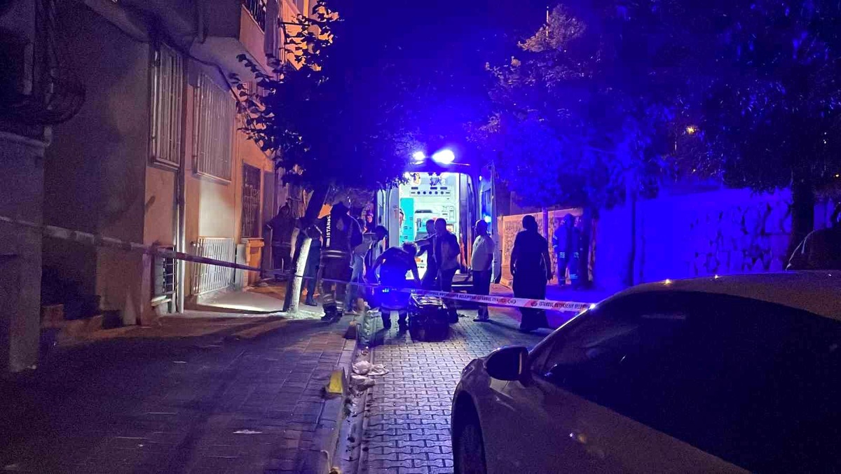 Fatih\'te bir binada çökme meydana geldi, genç kız yaralandı