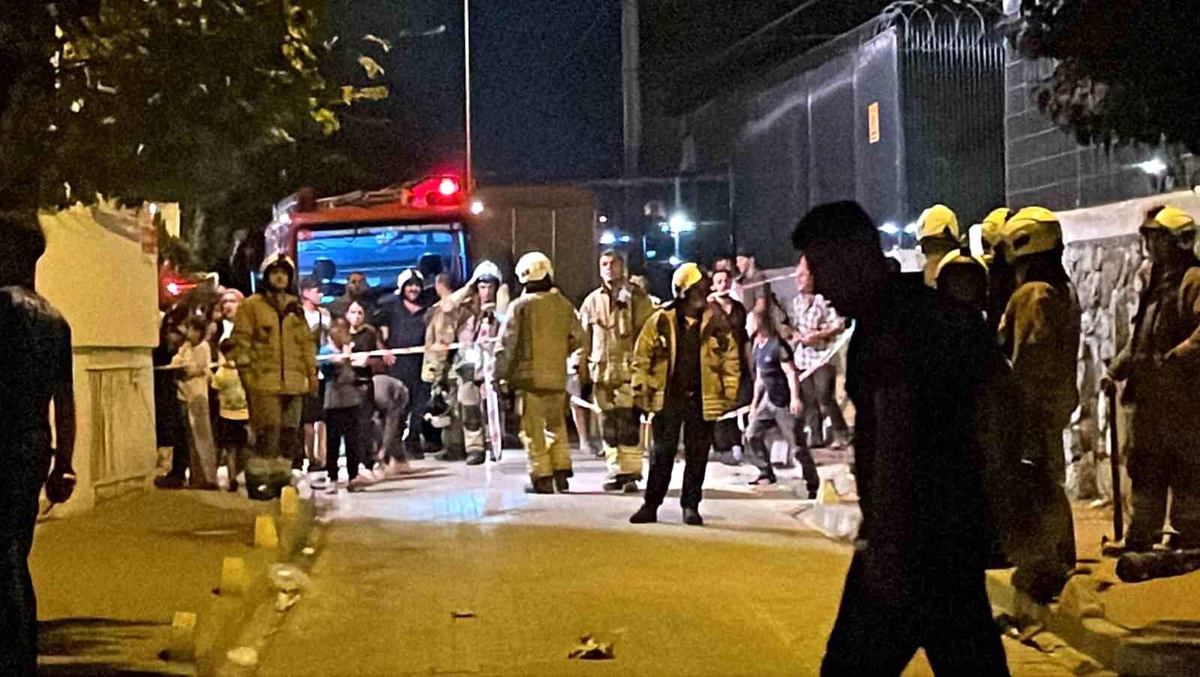 Fatih\'te bir binanın 4. katında çökme: Genç kız yaralandı