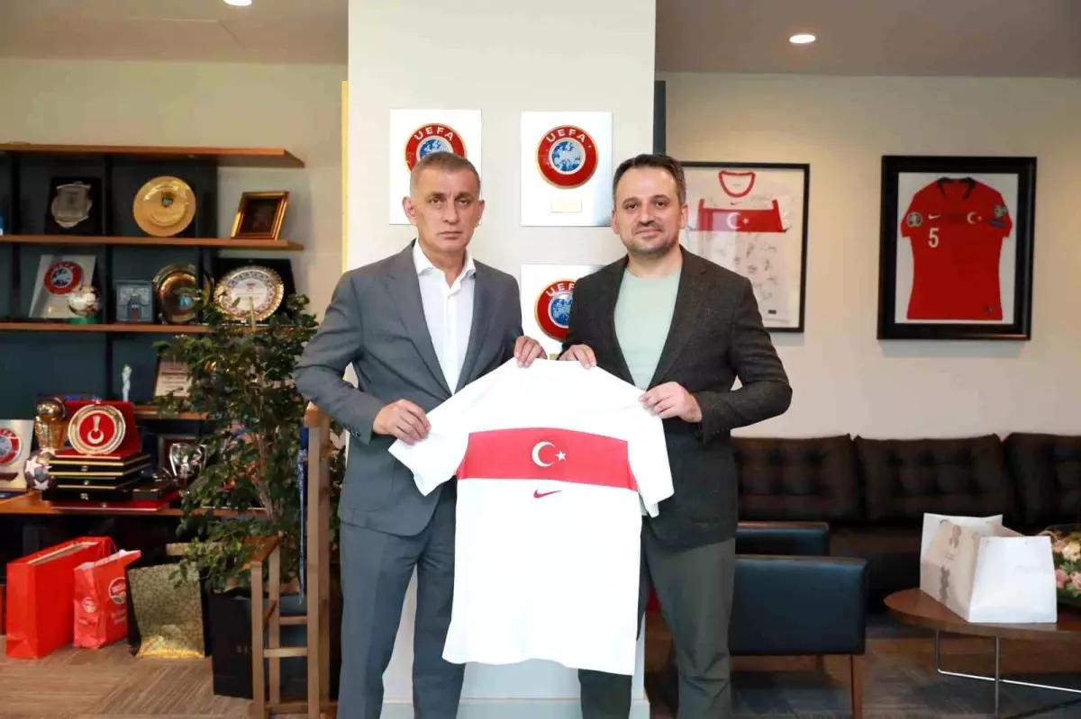 Gençlik ve Spor Bakanı Yardımcısı Dr. Enes Eminoğlu, TFF Başkanı İbrahim Ethem Hacıosmanoğlu\'nu ziyaret etti