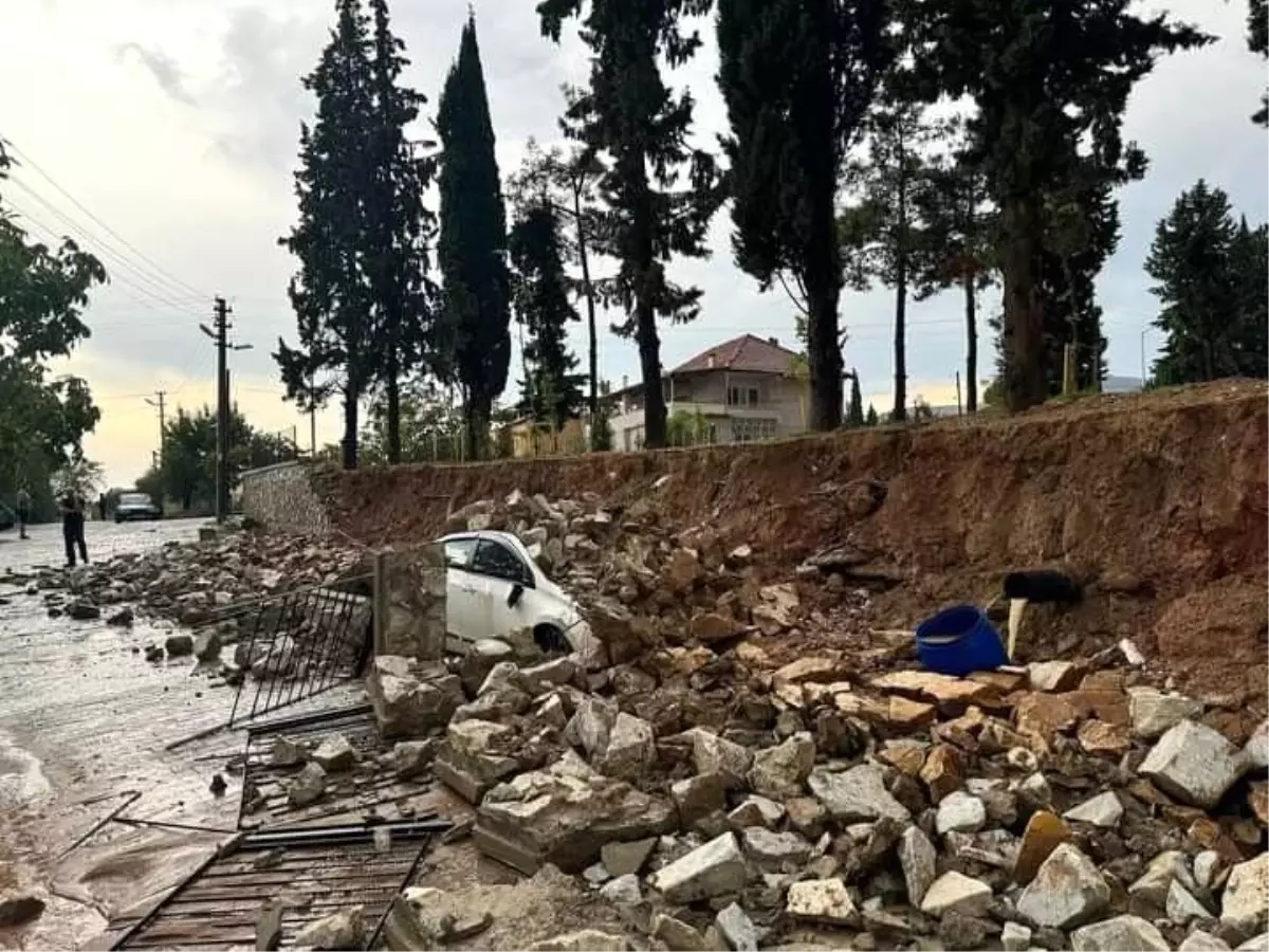 Denizli\'de meslek lisesinin istinat duvarı çöktü, otomobil kullanılamaz hale geldi