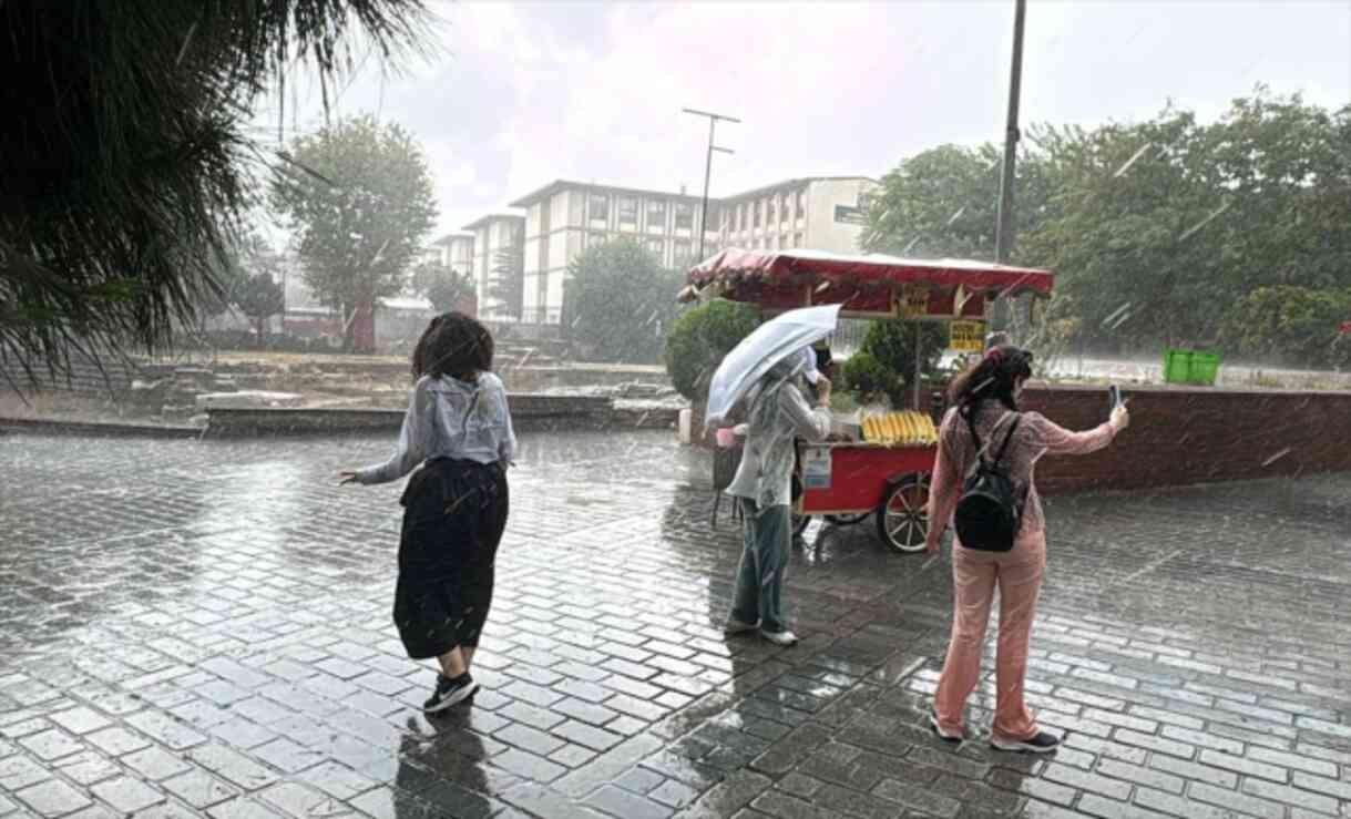 İstanbul'da Sağanak Hayatı Olumsuz Etkiledi