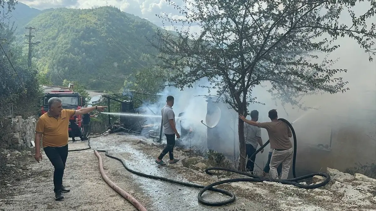 Kastamonu\'da çıkan yangında 3 kişi yaralandı