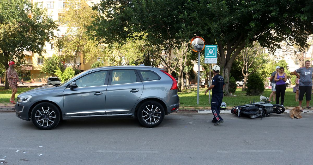 Antalya\'da motosikletle otomobil çarpışması: Sürücü şoka girip ağladı