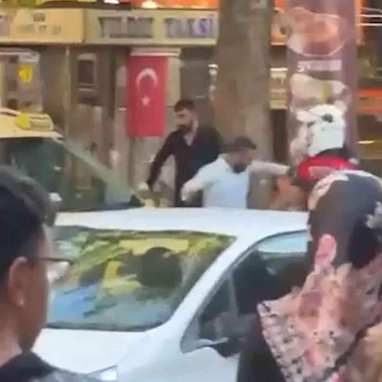 Kimliğini vermeyen şahıs, polislere yumruk attı: 2 yaralı