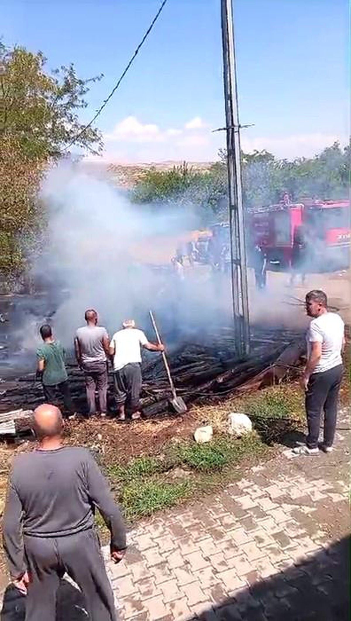 Elazığ\'da kış için toplanan odunlar yangında küle döndü