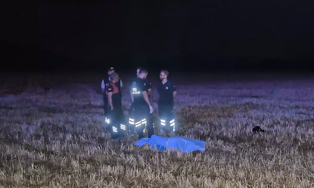 Kütahya\'da Hafif Ticari Araç Tarlaya Devrildi: 1 Ölü, 1 Yaralı