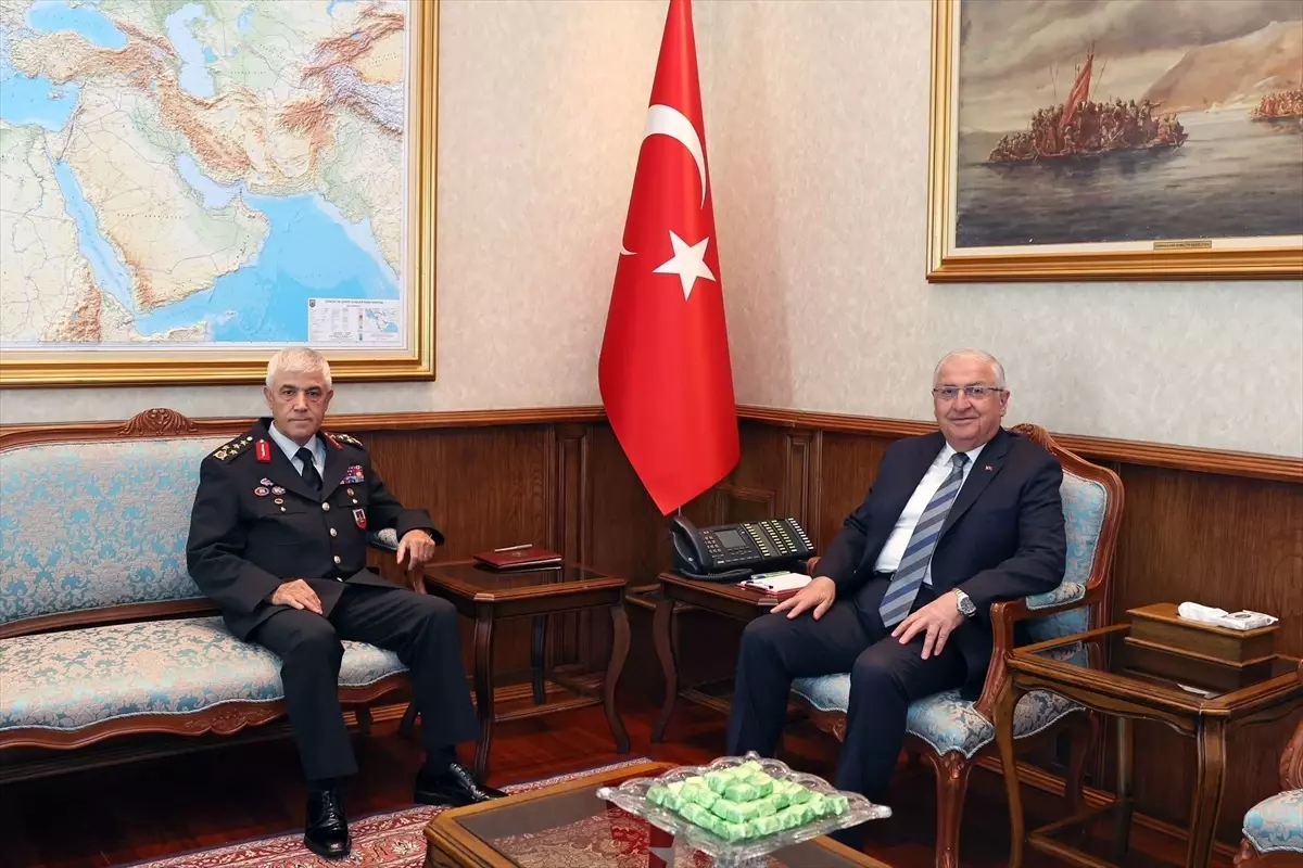 Milli Savunma Bakanı Yaşar Güler, Jandarma Genel Komutanı Orgeneral Arif Çetin\'i kabul etti