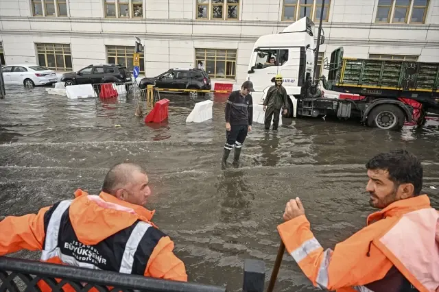 İstanbul'da Sağanak Hayatı Olumsuz Etkiledi