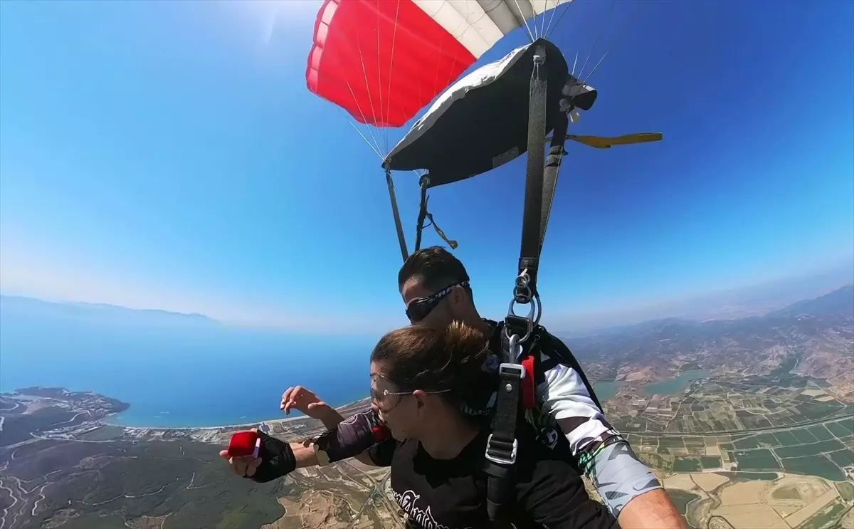 İzmir\'de Paraşüt Eğitmeni Gökyüzünde Evlilik Teklifi Yaptı