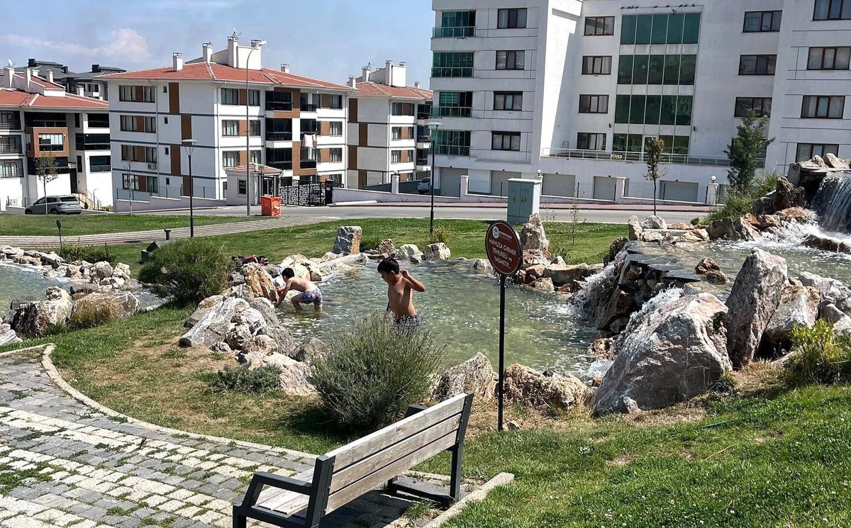 Eskişehir\'de Sıcaktan Bunalan Çocuklar Süs Havuzuna Girdi