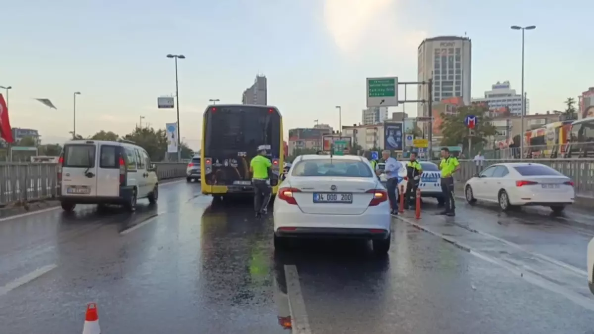 Şişli\'de yağmur nedeniyle otomobil İETT otobüsüne çarptı