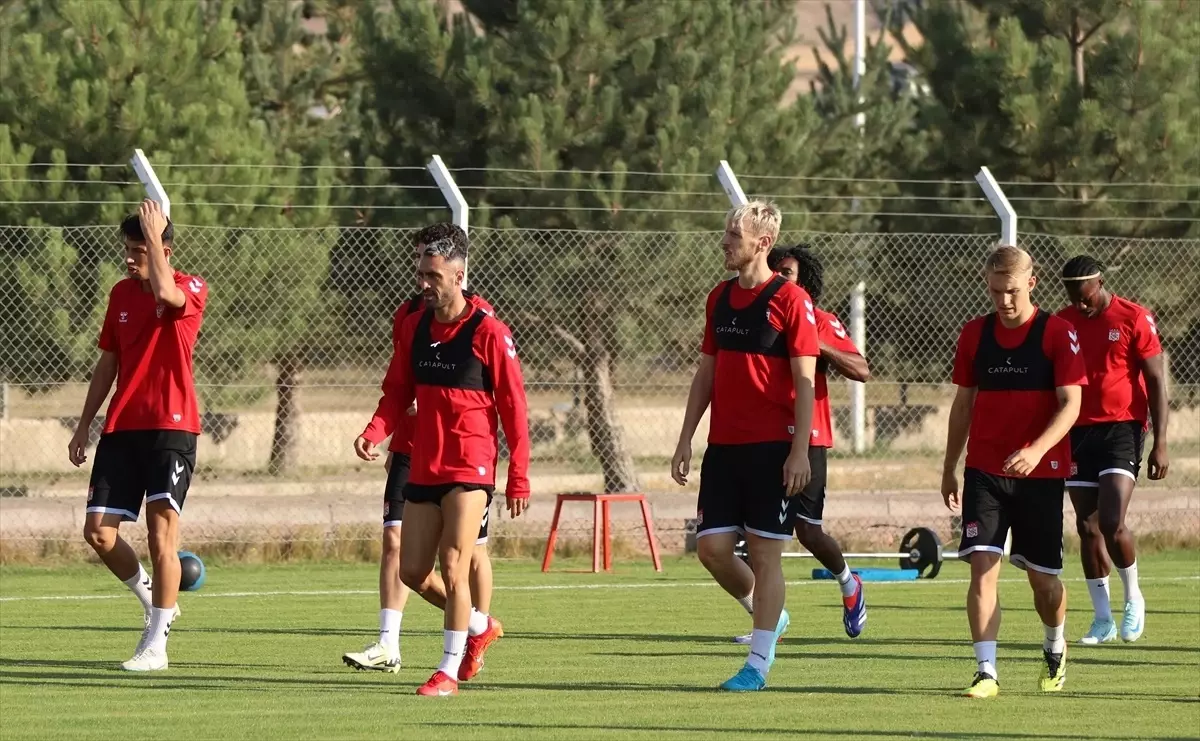 Sivasspor Teknik Direktörü Bülent Uygun: Beşiktaş maçında puan veya puanlar almak için mücadele edeceğiz