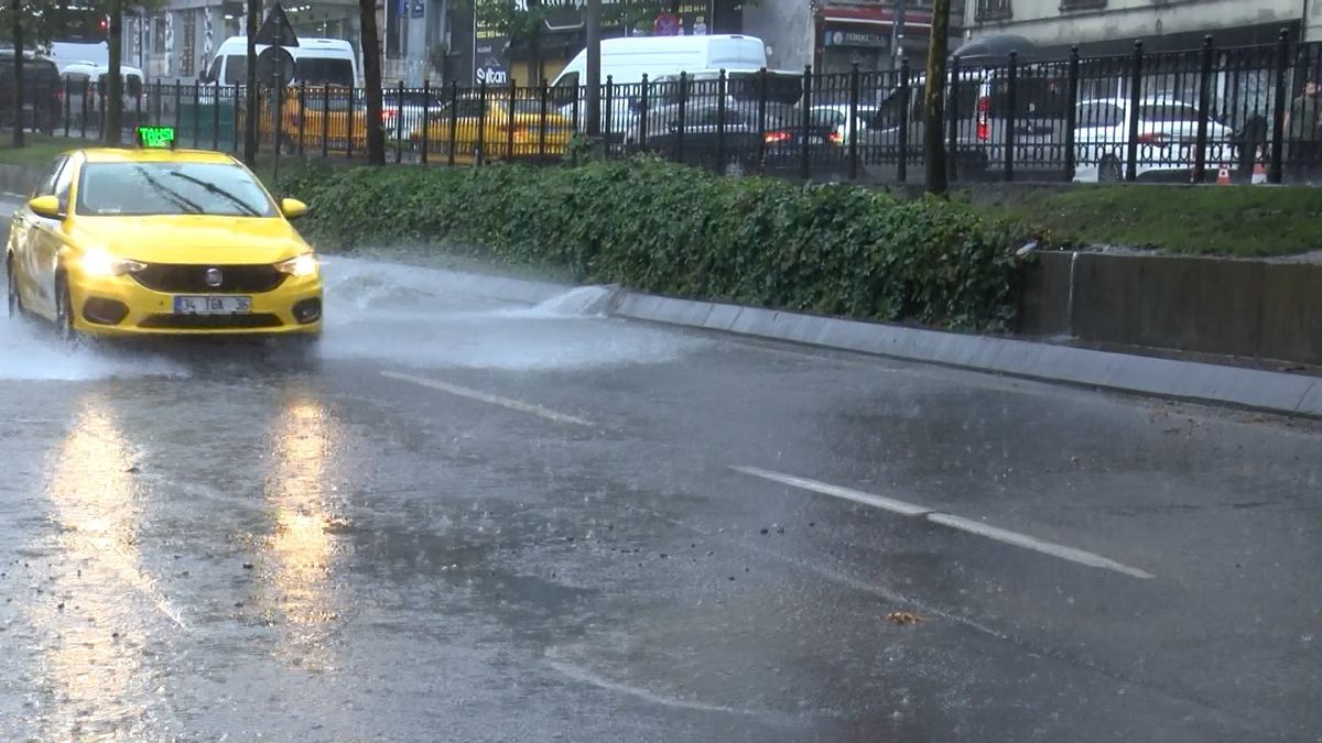 İstanbul\'da Aniden Bastıran Yağmur Vatandaşları Hazırlıksız Yakaladı
