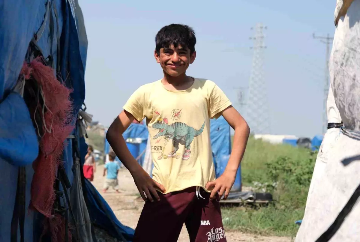 Adana\'da tarım işçisi olarak çalışan 12 yaşındaki Muhammed futbolcu olmayı hayal ediyor