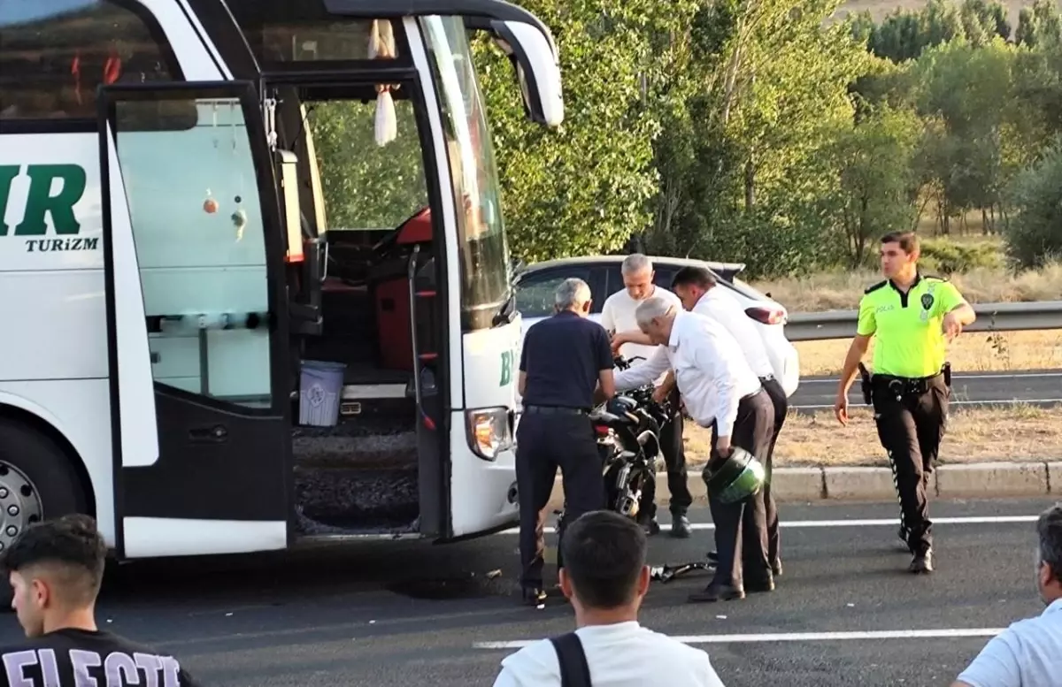 Erzincan\'da otobüs-motosiklet çarpışması: 1 ölü