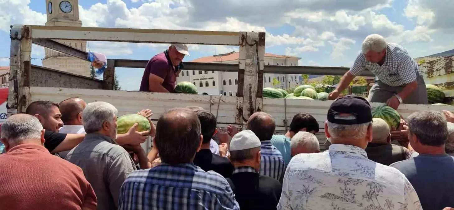 Yozgat\'ta Manav Kardeşlerden Hayır Etkinliği: 17 Ton Karpuz Ücretsiz Dağıtıldı