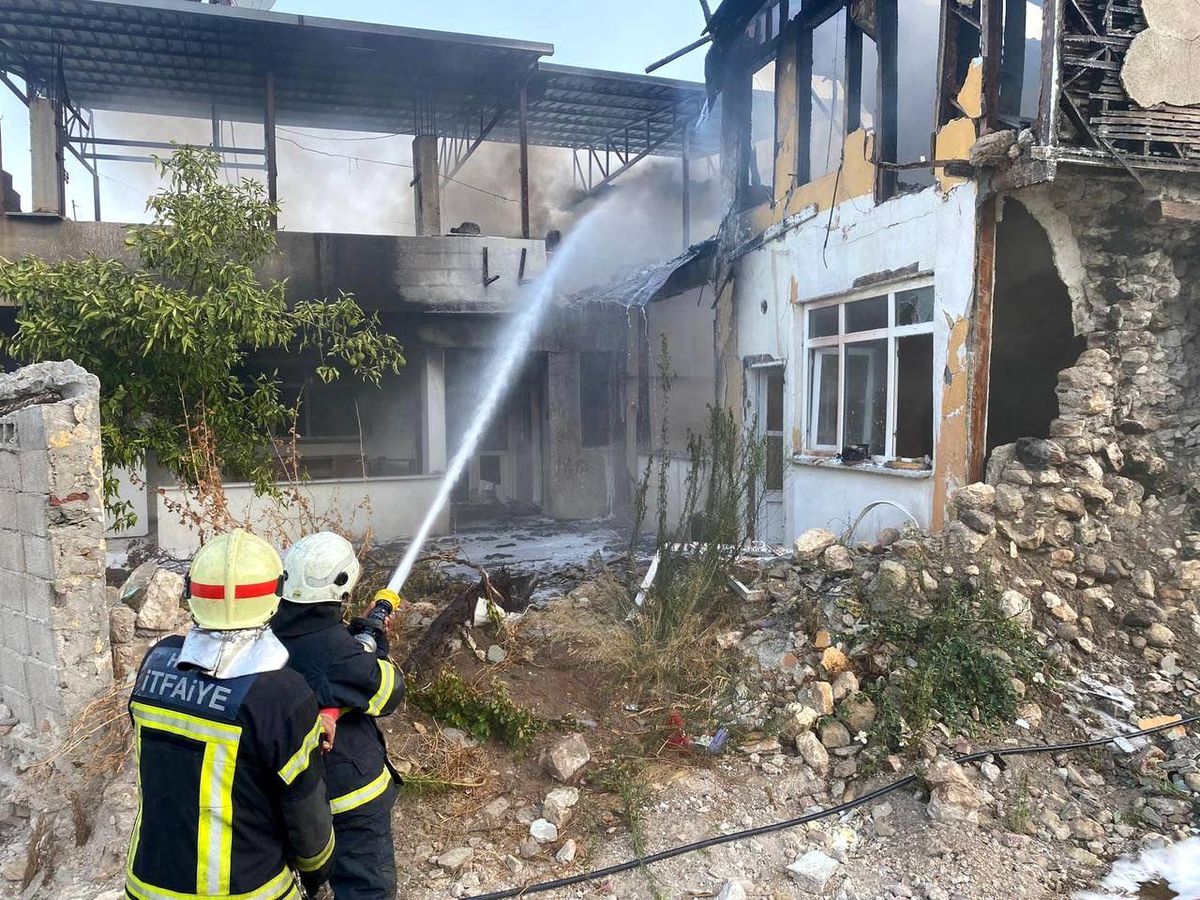 Hatay\'da 2 katlı metruk binada çıkan yangın söndürüldü
