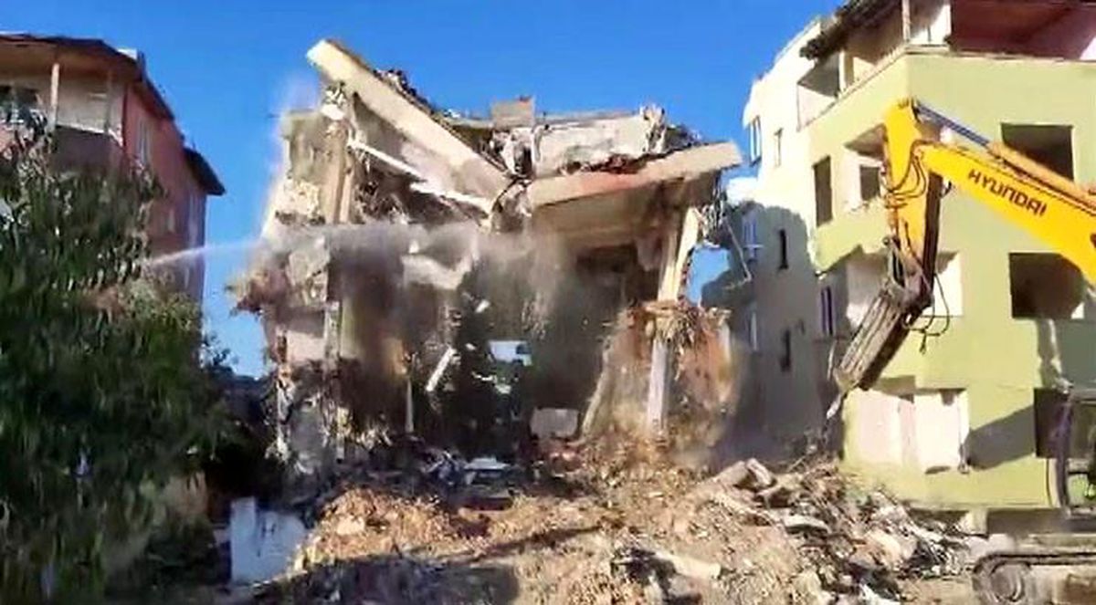 Hatay\'da iş makinesinin darbesiyle binanın yıkımı kameraya yansıdı