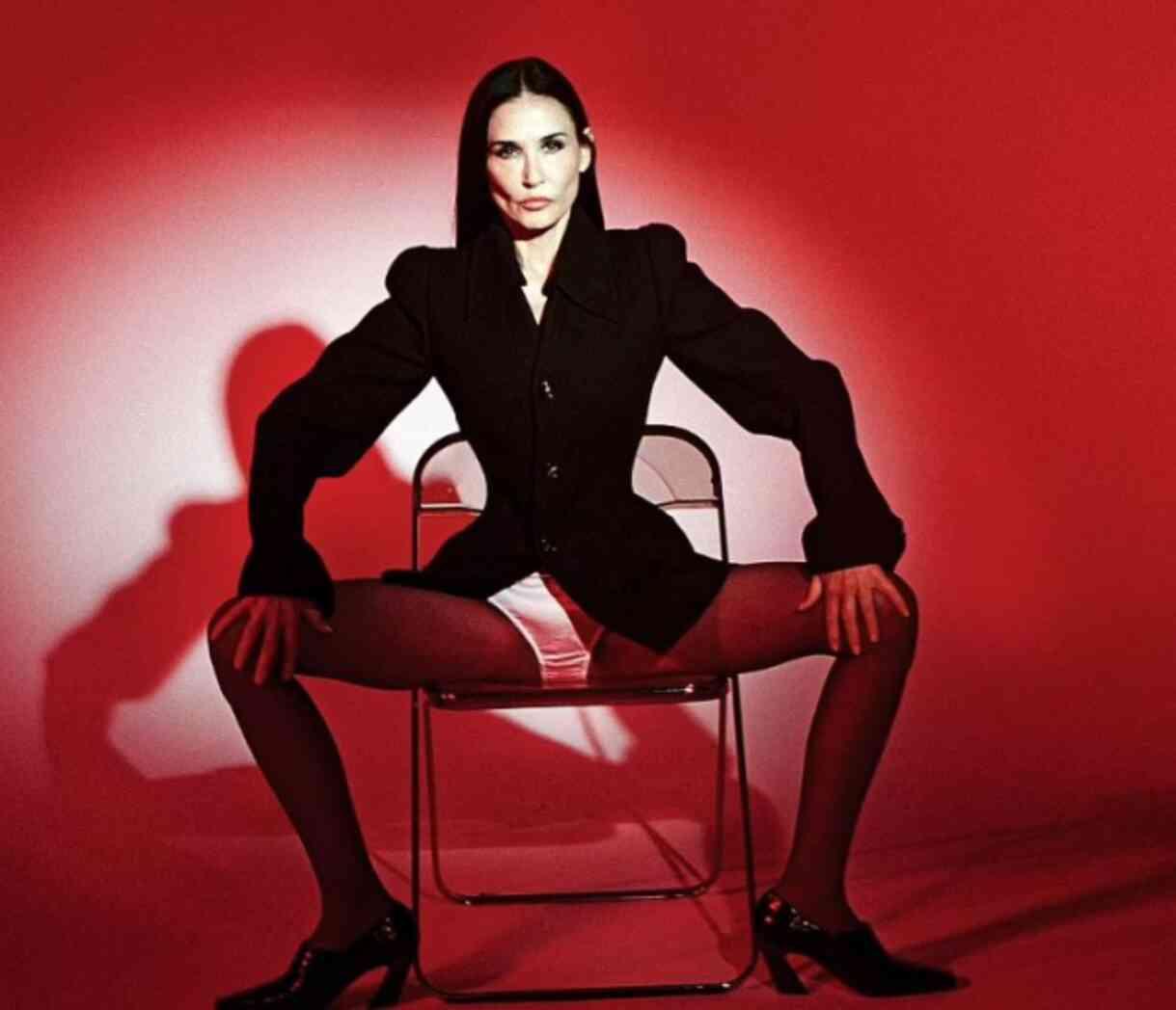 61 yaşındaki oyuncu Demi Moore, Interview dergisinin Eylül sayısı için cesur pozlar verdi