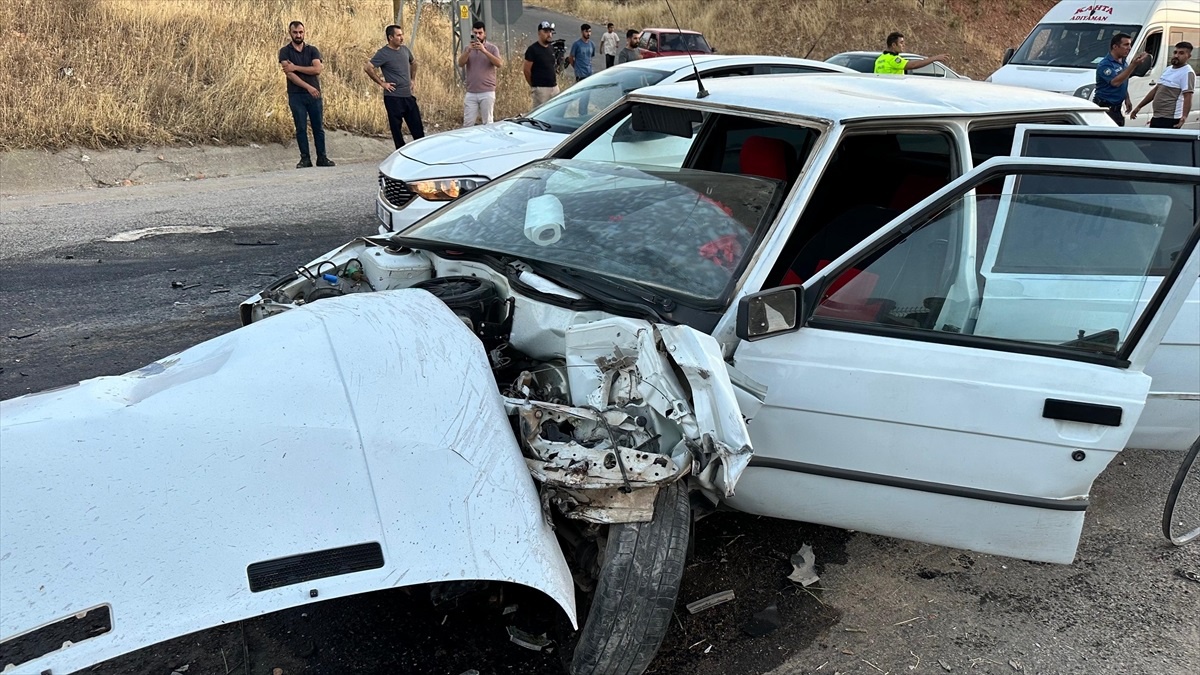 Adıyaman\'da Otomobil Çarpışması: 2 Yaralı