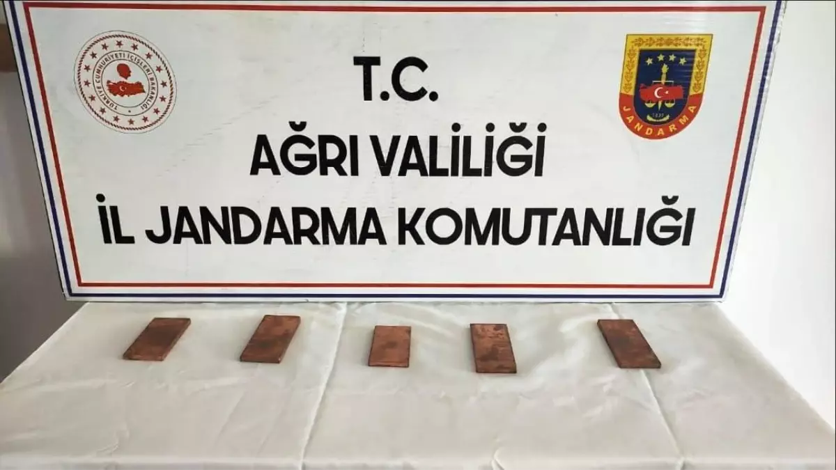 Ağrı\'da Yol Kontrolünde 5 Kilogram Külçe Altın Ele Geçirildi