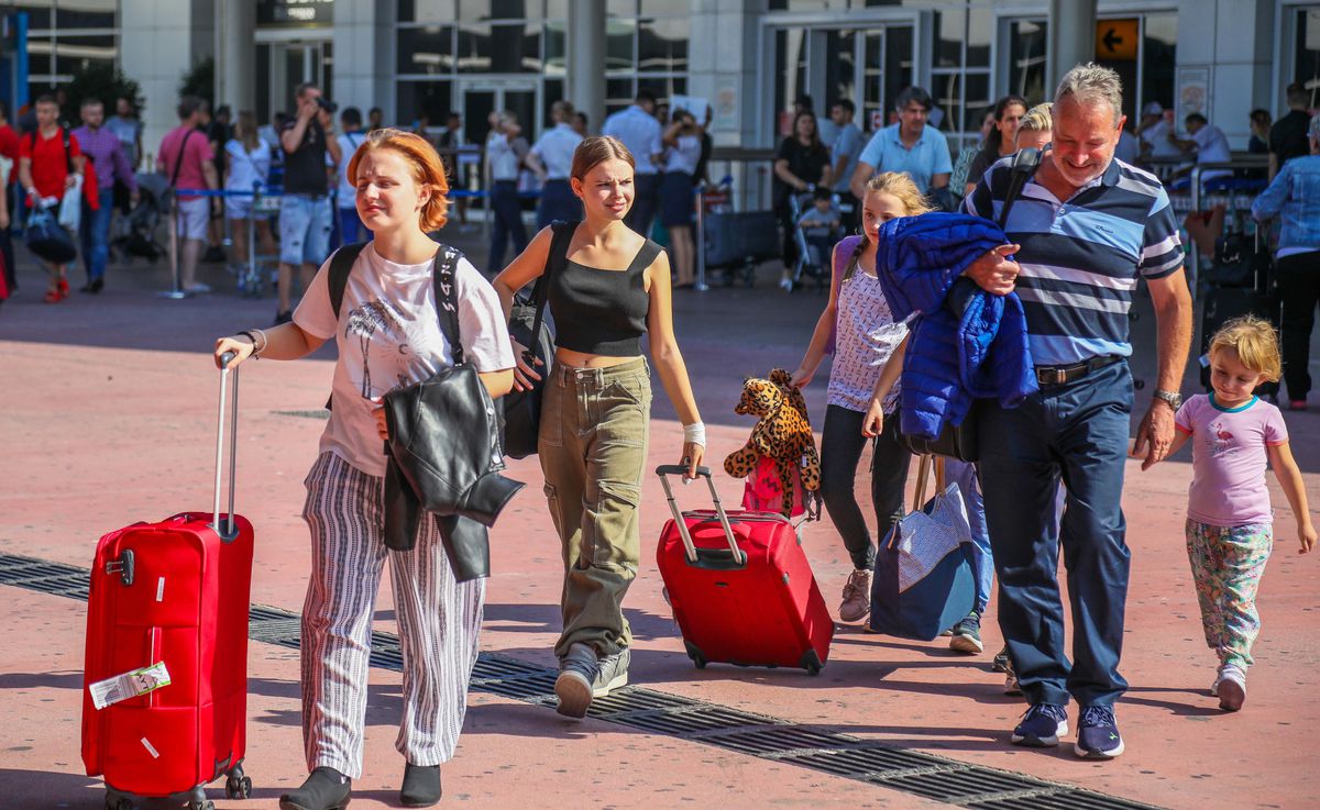 Türkiye, Akdeniz\'deki Rakiplerini Geride Bırakarak 100 Milyar Dolar Turizm Geliri Hedefliyor