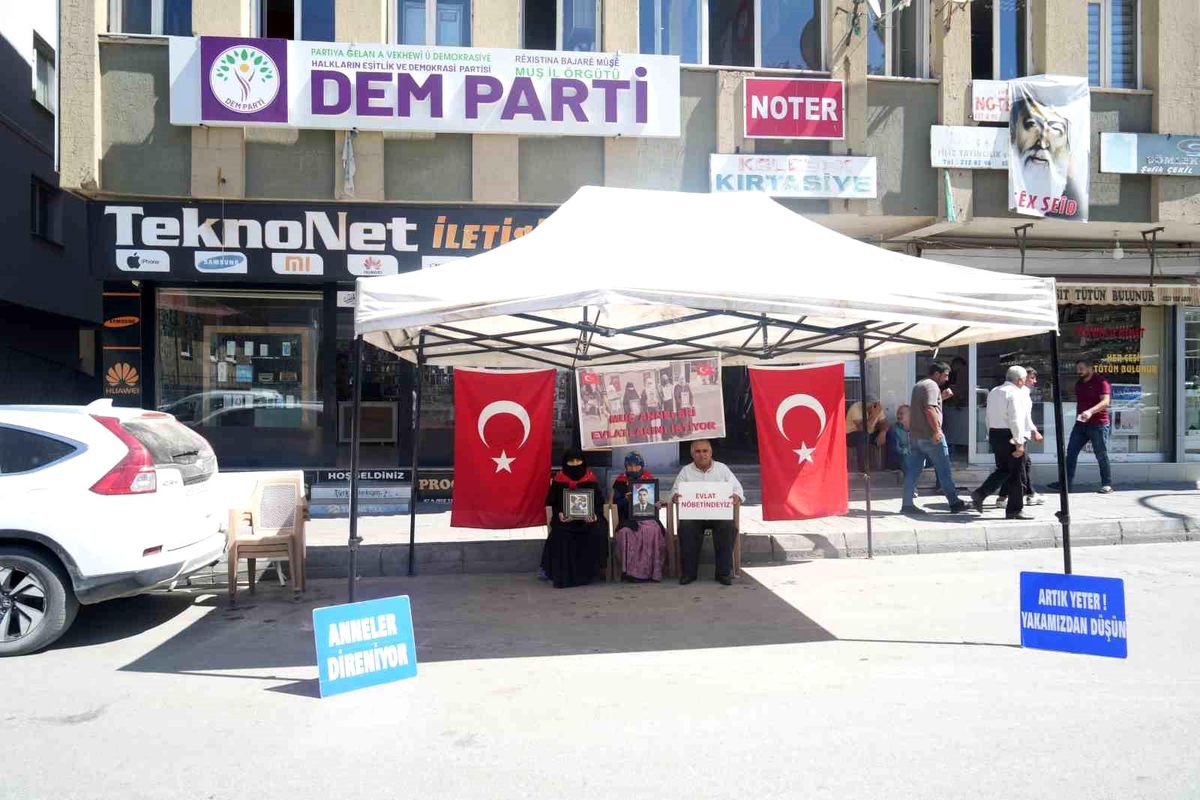 Muş\'ta çocukları kaçırılan aileler DEM Parti il binası önünde oturma eylemine devam ediyor