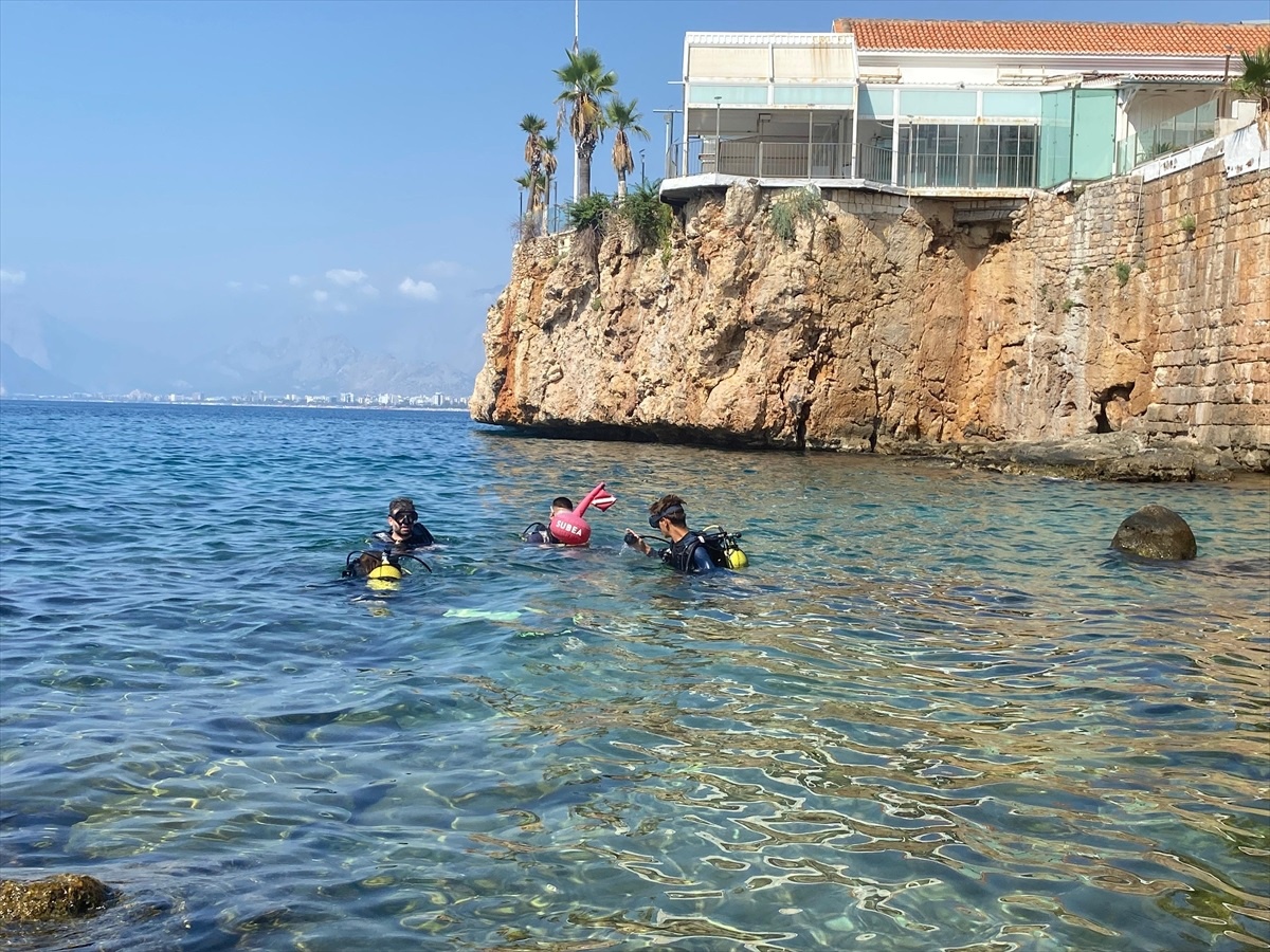 Antalya Kaleiçi\'nde Su Altı Dalışı Yapan Ziyaretçiler, Kentin Su Altı Güzelliklerini Keşfediyor