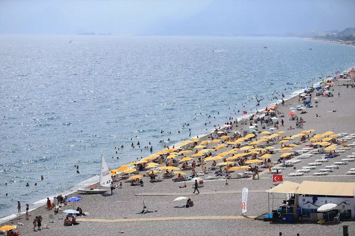 Antalya\'da Sıcak Hava ve Nemden Bunalanlar Sahillerde Yoğunluk Oluşturdu