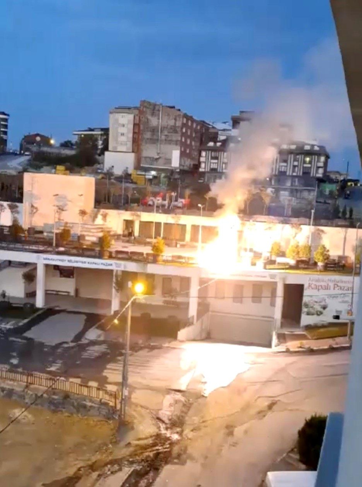 Arnavutköy\'de Elektrik Hattında Kısa Devre Patlaması