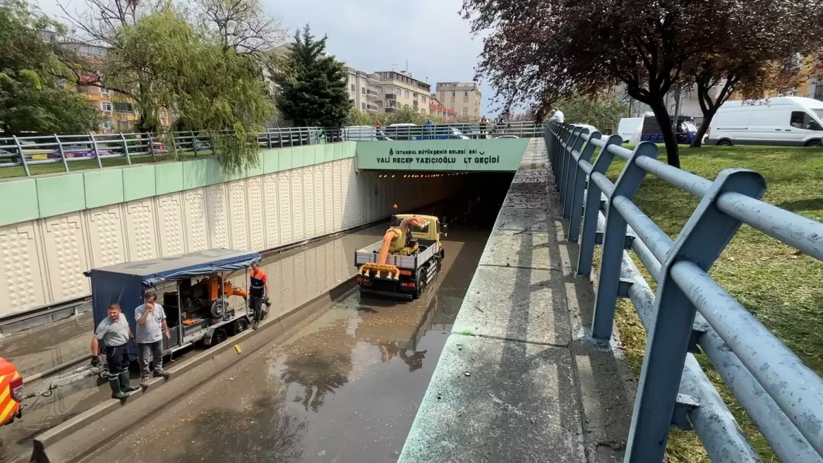 Bahçelievler\'de Vali Recep Yazıcıoğlu alt geçidi su baskınına uğradı