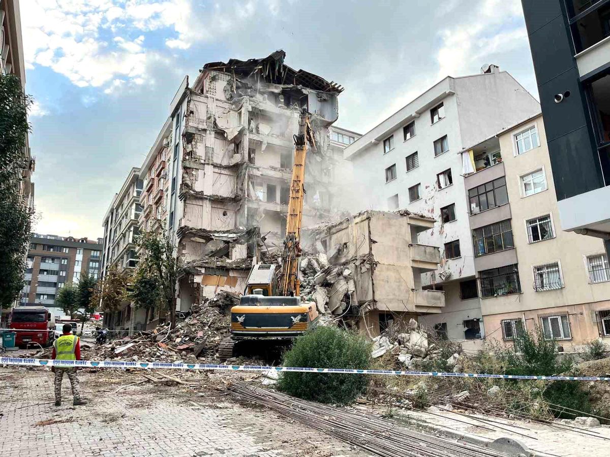 Bahçelievler\'de Yıkım Çalışmaları Sırasında Apartmana Moloz Parçaları Çarptı